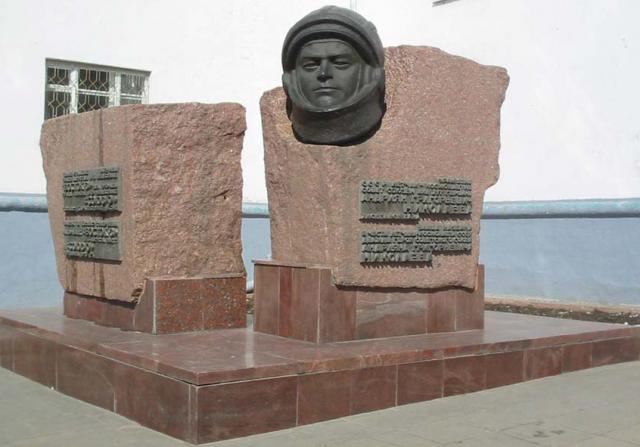 Памятный знак А.Г. Николаеву г. Чебоксары